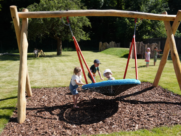 Nestschaukel mit Kindern