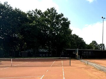 ein Tennisplatz im Sonnenlicht
